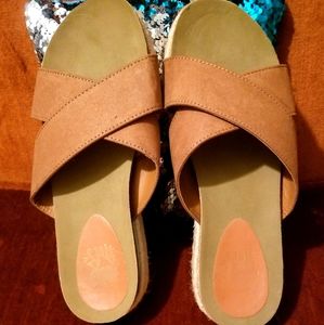Gently Worn Camel Toes Slides Sz 8.5 No defects
